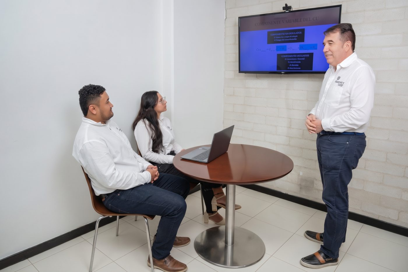 Reunión de trabajo del equipo de ASPROEN frente a una pantalla